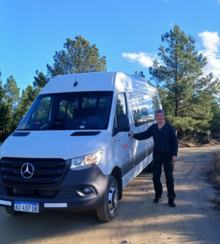Conductor de Micro Bus Hamal junto a combi Mercedes-Benz