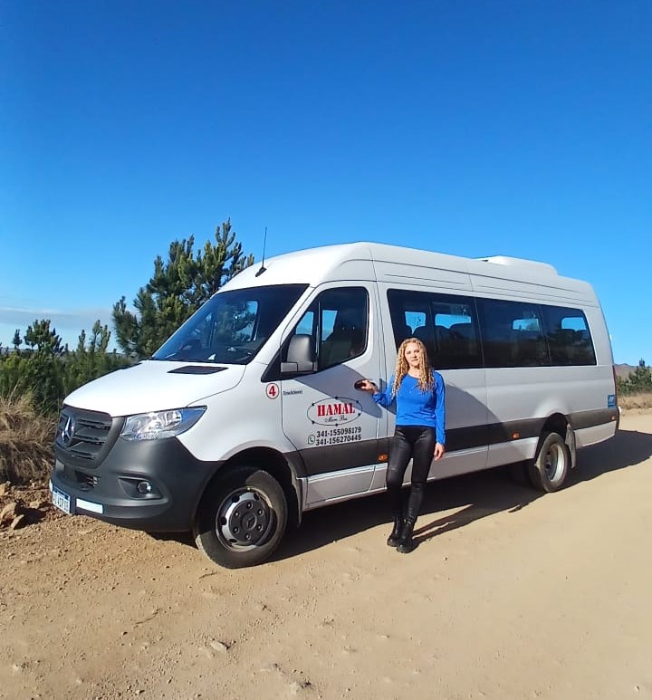 Conductora de Micro Bus Hamal junto a combi Mercedes-Benz