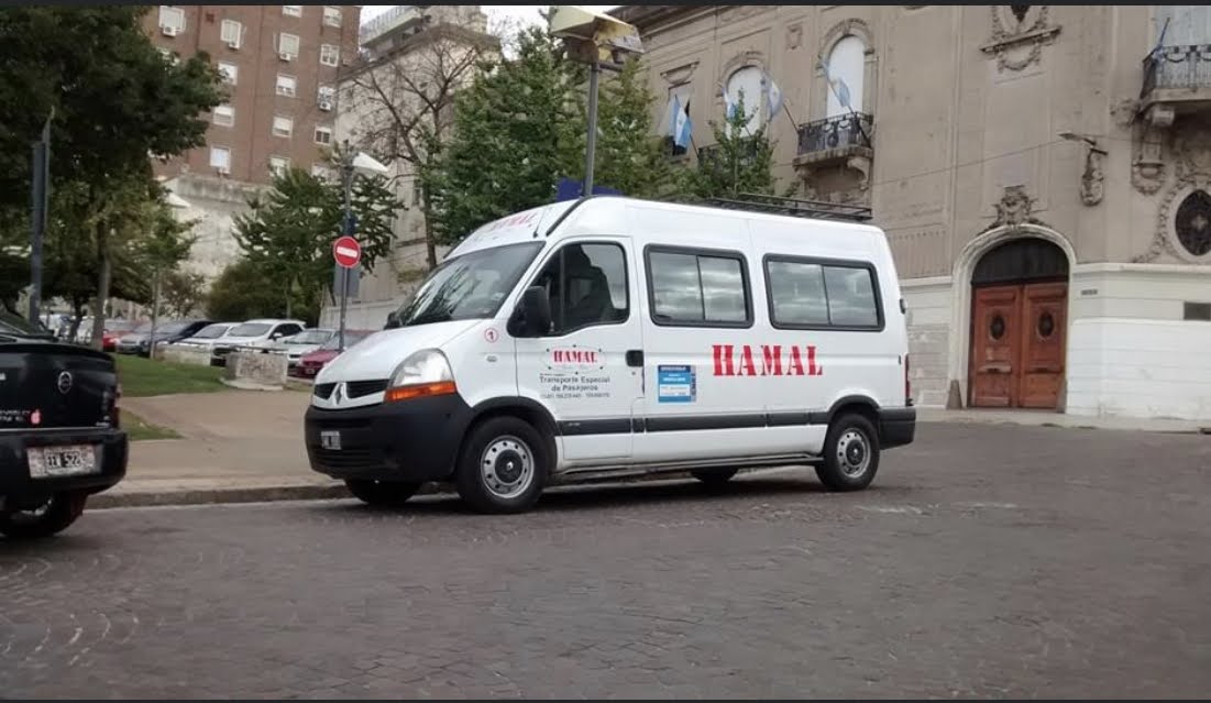 Combi estacionada en el centro de la ciudad