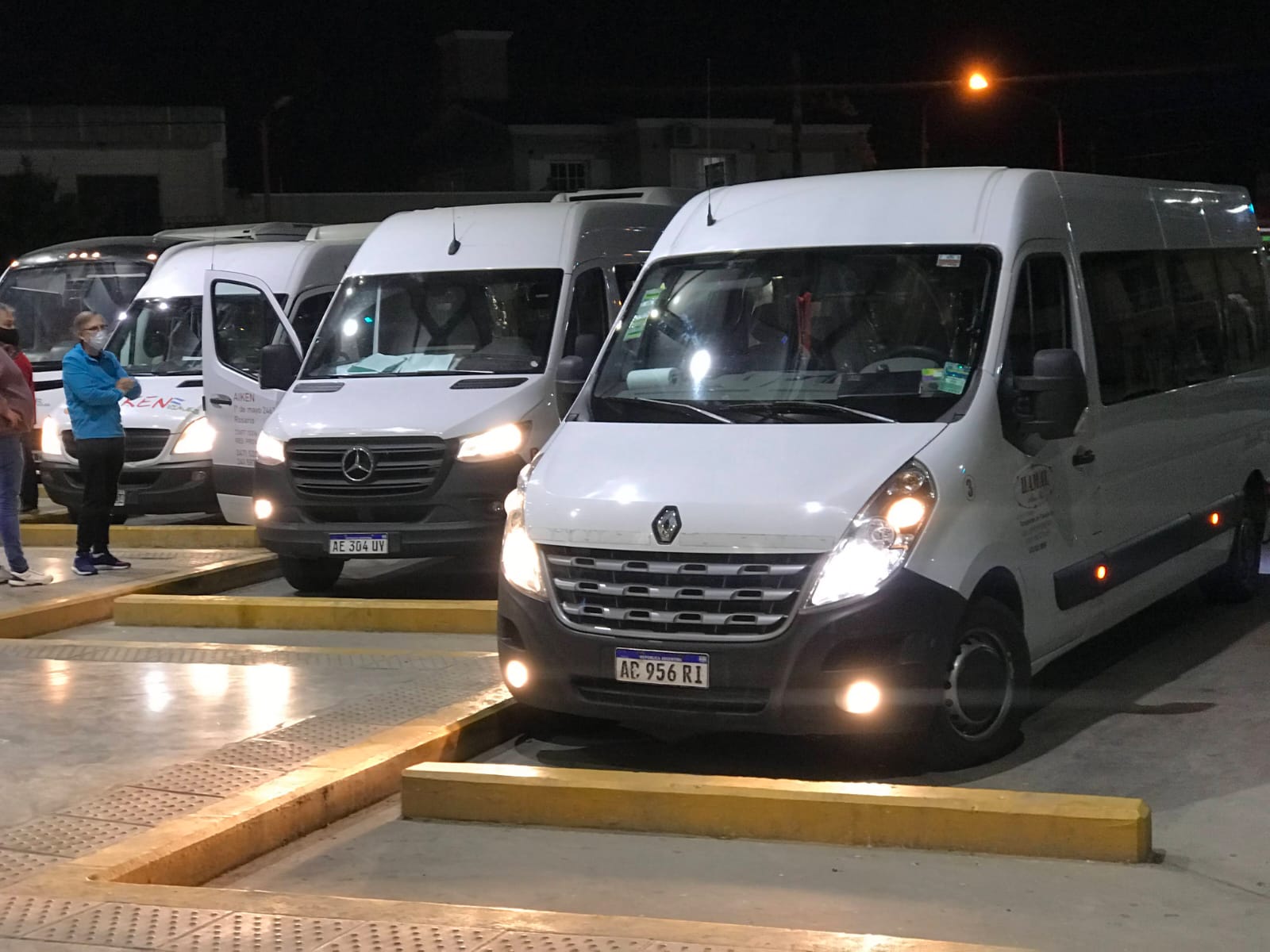 Combis de Hamal Micro Bus en la terminal de noche