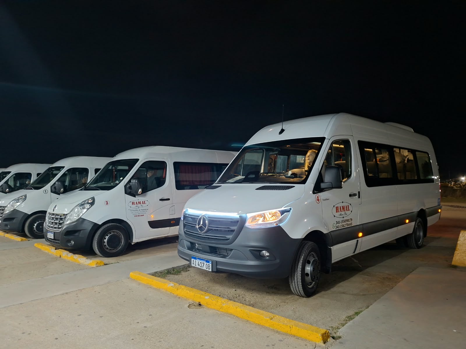 Combis de Hamal Micro Bus en la terminal de noche