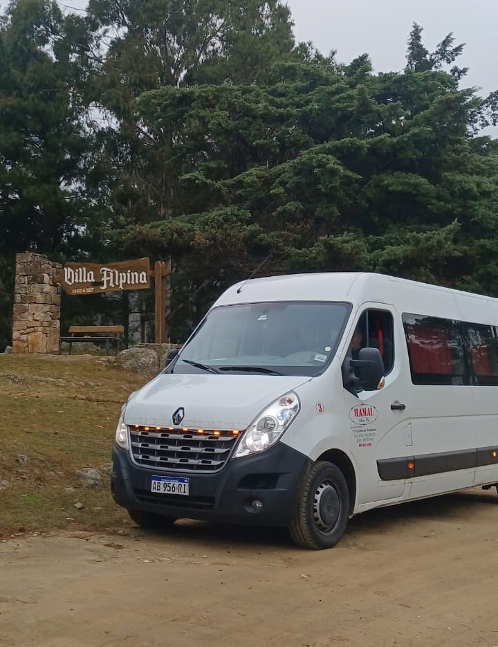 Combi Renault Master blanca de Hamal Micro Bus