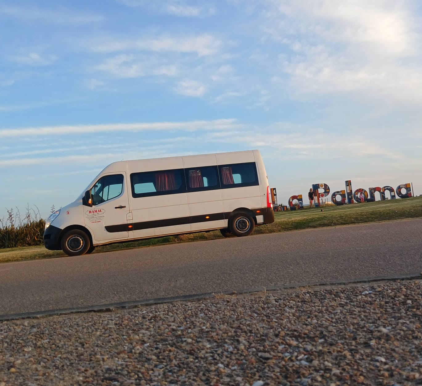 Combi blanca de Hamal Micro Bus en la calle en La Paloma